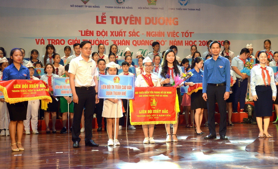 Thành đoàn, Hội đồng Đội thành phố Đà Nẵng tuyên dương 30 Liên đội xuất sắc phong trào ''Nghìn việc tốt'' và 60 học sinh nhận Giải thưởng ''Khăn Quàng đỏ'' năm học 2018-2019. (Ảnh: Đinh Văn Nhiều/TTXVN)