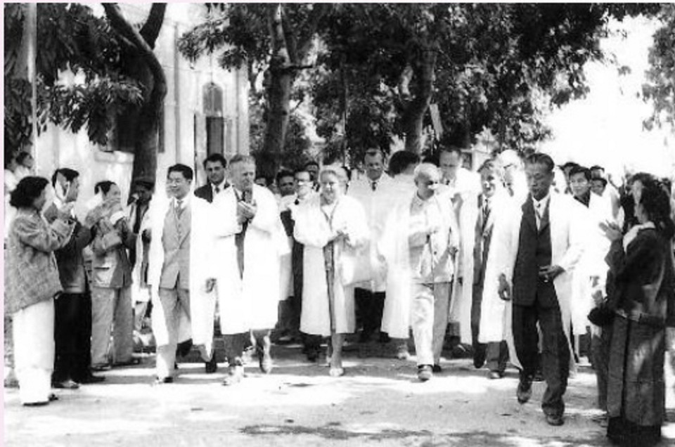 Chủ tịch Hồ Chí Minh cùng Chủ tịch nước Cộng hòa Xã hội Chủ nghĩa Tiệp Khắc đến thăm Bệnh viện Hữu nghị Việt Tiệp Hải Phòng năm 1963. (Ảnh: TTXVN phát)