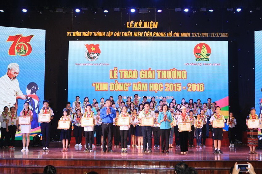 Phó Trưởng ban Dân vận Trung ương Trần Thị Bích Thủy và Bí thư thứ nhất Trung ương Đoàn Lê Quốc Phong trao giải thưởng ''Kim Đồng'' năm học 2015-2016 cho các Chỉ huy đội có thành tích xuất sắc tại Lễ kỷ niệm 75 năm Ngày thành lập Đội Thiếu niên Tiền phong Hồ Chí Minh (15/5/1941-15/5/2016). (Ảnh: Phạm Kiên/TTXVN)