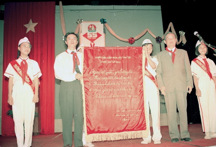 Bức trướng của Ban chấp hành Trung ương Đảng mang dòng chữ ''Thiếu nhi Việt Nam hãy làm tốt 5 điều Bác Hồ dạy'' do đồng chí Vũ Oanh, Ủy viên Bộ Chính trị trao tặng thiếu nhi cả nước tại Lễ kỷ niệm 55 năm Ngày thành lập Đội Thiếu niên Tiền phong Hồ Chí Minh (12/5/1996). (Ảnh: Đình Trân/TTXVN)