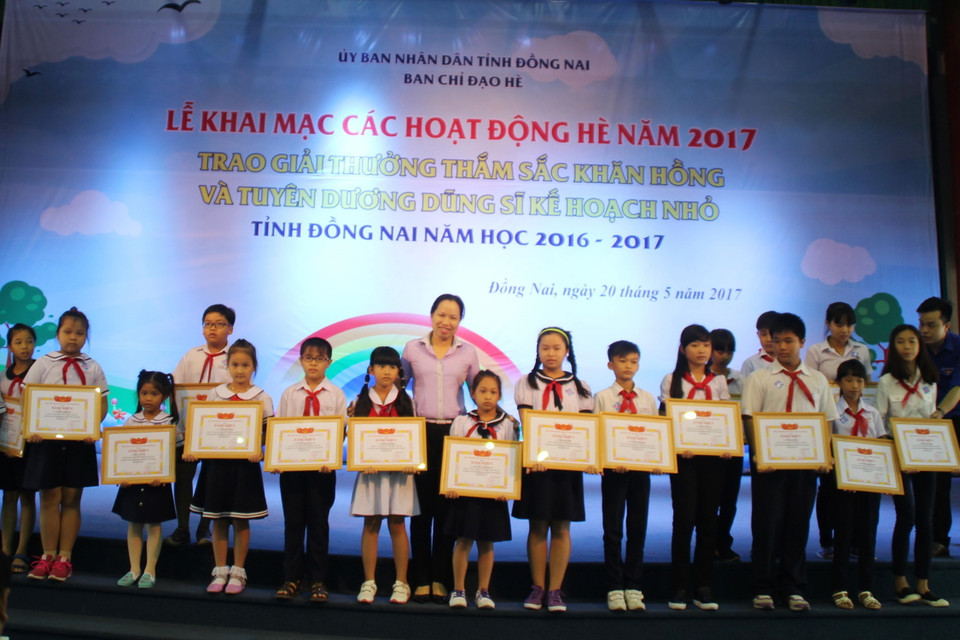 Tuyên dương thiếu nhi có nhiều thành tích trong phong trào ''Dũng sỹ kế hoạch nhỏ'' tỉnh Đồng Nai năm 2017. (Ảnh: Lê Xuân/TTXVN)