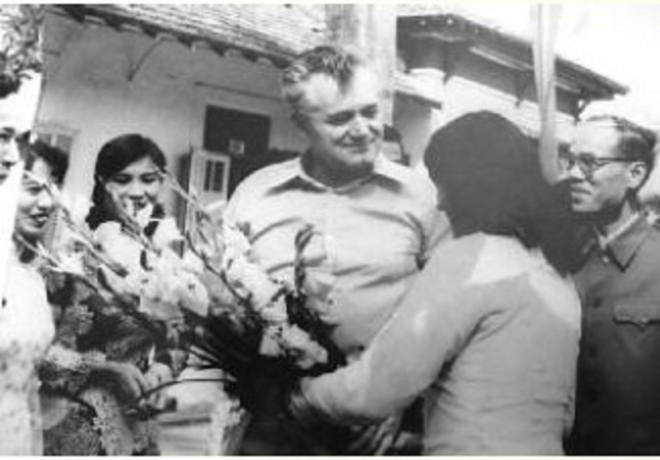 Bí thư Đảng ủy Bệnh viện Hữu nghị Việt Tiệp Nguyễn Văn Luyện (người đeo kính) đón đoàn lãnh đạo Đảng - Nhà nước Cộng hòa Xã hội Chủ nghĩa Tiệp Khắc thăm Bệnh viện Hữu nghị Việt Tiệp năm 1973. (Ảnh: TTXVN phát)