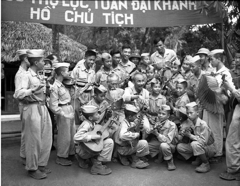 Ngày 15/5/1941, tại thôn Nà Mạ, xã Trường Hà, huyện Hà Quảng, tỉnh Cao Bằng, tổ chức Hội Nhi đồng Cứu quốc (nay là Đội Thiếu niên Tiền phong Hồ Chí Minh) đầu tiên được thành lập. Trong ảnh: Chủ tịch Hồ Chí Minh với đoàn nghệ thuật thiếu nhi Liên khu X và đội Thiếu sinh quân đến chúc mừng sinh nhật lần thứ 60 của Bác tại Việt Bắc, năm 1950. (Ảnh: TTXVN)