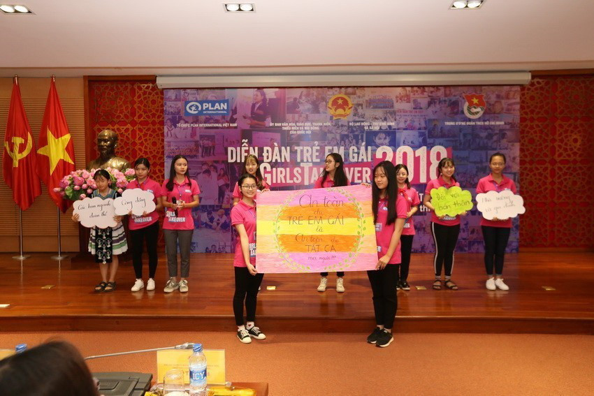 Những thông điệp được các trẻ em gái đưa ra tại Diễn đàn Trẻ em gái 2018: ''Thúc đẩy quyền của trẻ em gái để thay đổi và phát triển''. (Ảnh: Anh Tuấn/TTXVN)