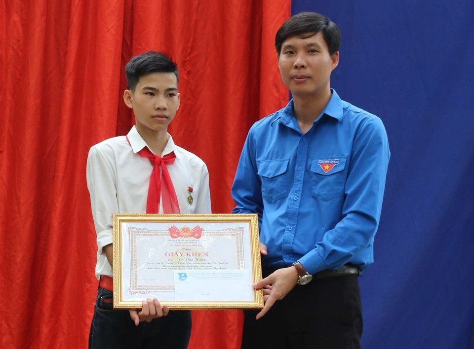 Trao huy hiệu ''Tuổi trẻ dũng cảm'' của Trung ương Đoàn và Giấy khen của Hội đồng Đội tỉnh Thanh Hóa cho em Vũ Văn Hùng (học sinh lớp 9A, trường THCS Phúc Thịnh, huyện Ngọc Lặc) đã có hành động dũng cảm cứu được 3 học sinh khỏi chết đuối ngày 7/4/2019. (Ảnh: Nguyễn Nam/TTXVN)