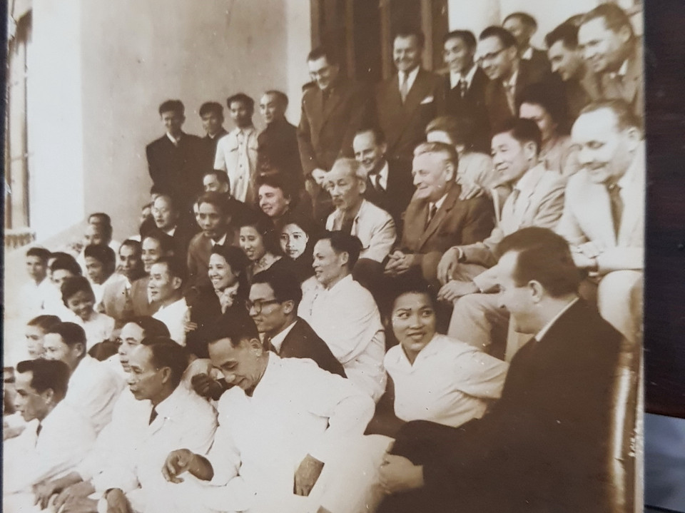 Bà Trần Thị Mận vinh dự được ngồi bên cạnh chụp ảnh cùng Chủ tịch Hồ Chí Minh và đoàn đại biểu quốc tế. (Ảnh: TTXVN phát)