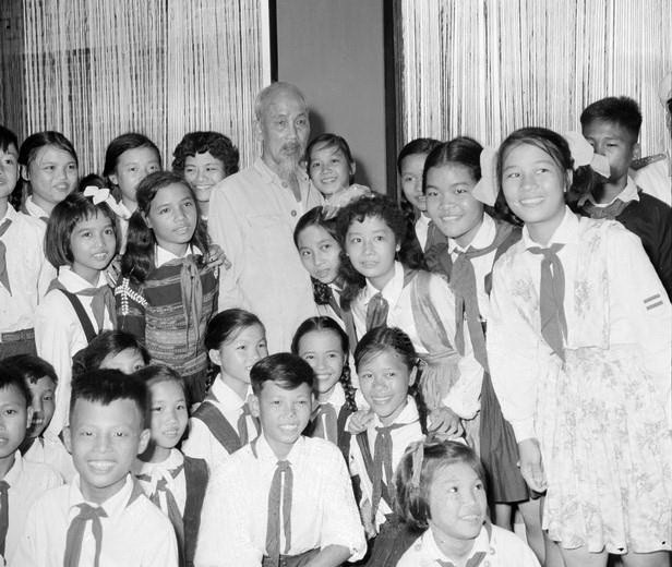 Chủ tịch Hồ Chí Minh với các thiếu nhi Việt Nam và quốc tế tại Lễ kỷ niệm Quốc khánh 2/9/1961. (Ảnh: TTXVN)