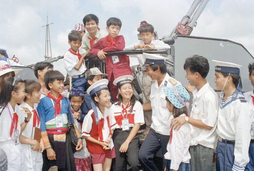 Đoàn đại biểu thiếu nhi về dự ''Cuộc họp mặt thiếu nhi các dân tộc toàn quốc lần thứ nhất'' đến thăm bộ đội Hải quân (1993). (Ảnh: Đình Trân/TTXVN)