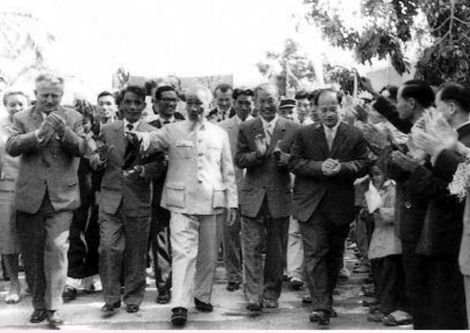 Chủ tịch Hồ Chí Minh cùng lãnh đạo Đảng và Nhà nước Cộng hòa xã hội chủ nghĩa Tiệp Khắc thăm Bệnh viện Hữu nghị Việt Tiệp Hải Phòng năm 1963. (Ảnh: TTXVN phát)