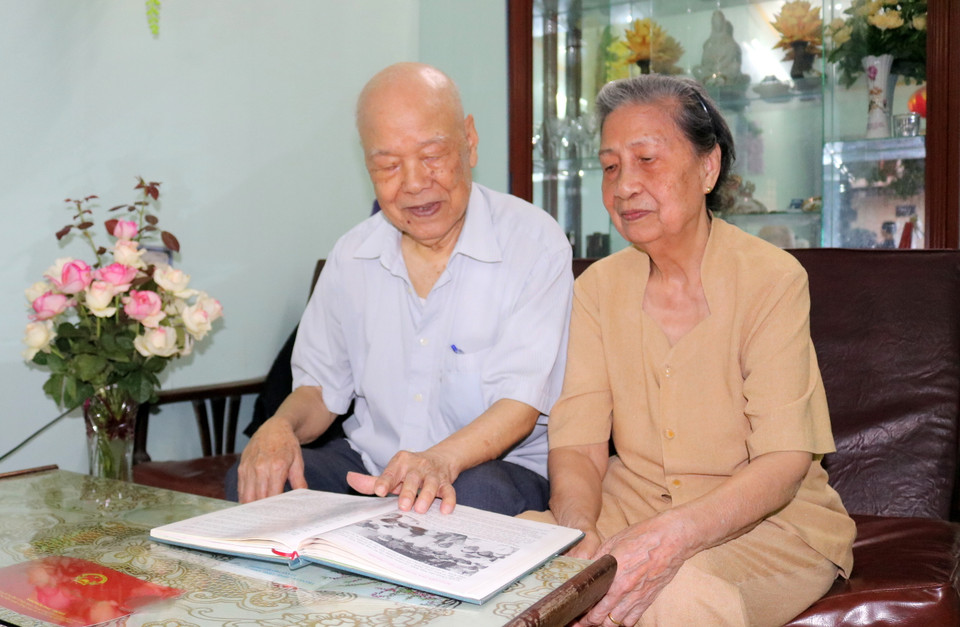 Bà Trần Thị Mận nguyên là Bí thư Đảng ủy, Phó Giám đốc Công ty Cung ứng tàu biển Hải Phòng. Cách đây tròn 65 năm, ông và bà cùng tham gia đội quân giải phóng tiếp quản Hải Phòng ngày 13/5/1955. Trong ảnh: Ông Nguyễn Văn Luyện và bà Lê Thị Mận ôn lại những kỷ niệm xúc động trong dịp kỷ niệm 65 năm giải phóng Hải Phòng (13/5/1955-13/5/2020). (Ảnh: Minh Thu/TTXVN)