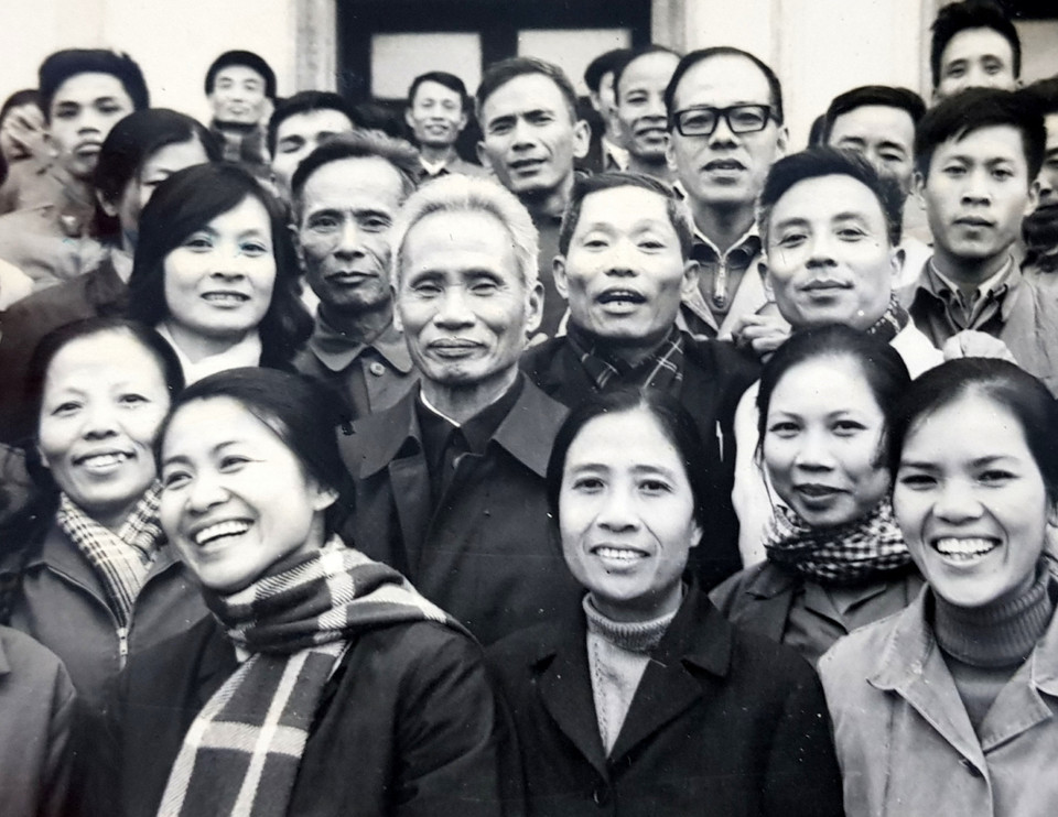 Ông Nguyễn Văn Luyện (người đeo kính) và bà Trần Thị Mận (người đứng hàng đầu, thứ hai từ phải sang) vinh dự chụp ảnh cùng cố Thủ tướng Phạm Văn Đồng. (Ảnh: TTXVN phát)