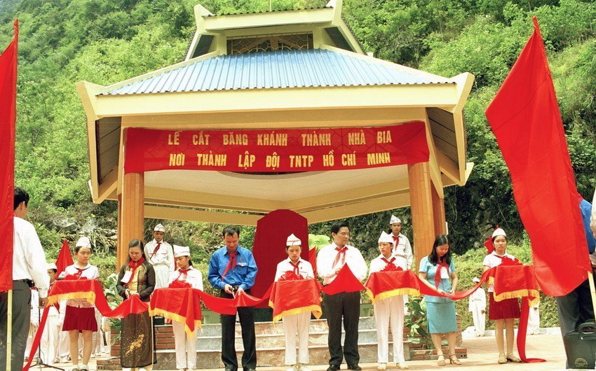 Lễ cắt băng khánh thành nhà bia tại Khu di tích lịch sử Kim Đồng, thôn Nà Mạ, xã Trường Hà (huyện Hà Quảng, tỉnh Cao Bằng), nơi thành lập Đội TNTP Hồ Chí Minh (2006). (Ảnh: Đình Trân/TTXVN)