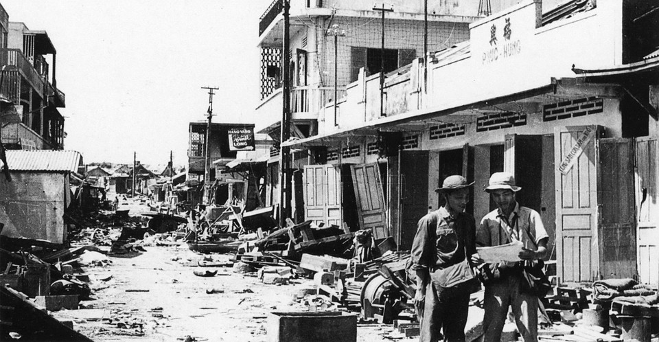 Phóng viên Lam Thanh (bên trái) và Xuân Lâm trên đường phố Quảng Trị năm 1972. (Ảnh: Thông tấn xã Giải phóng)