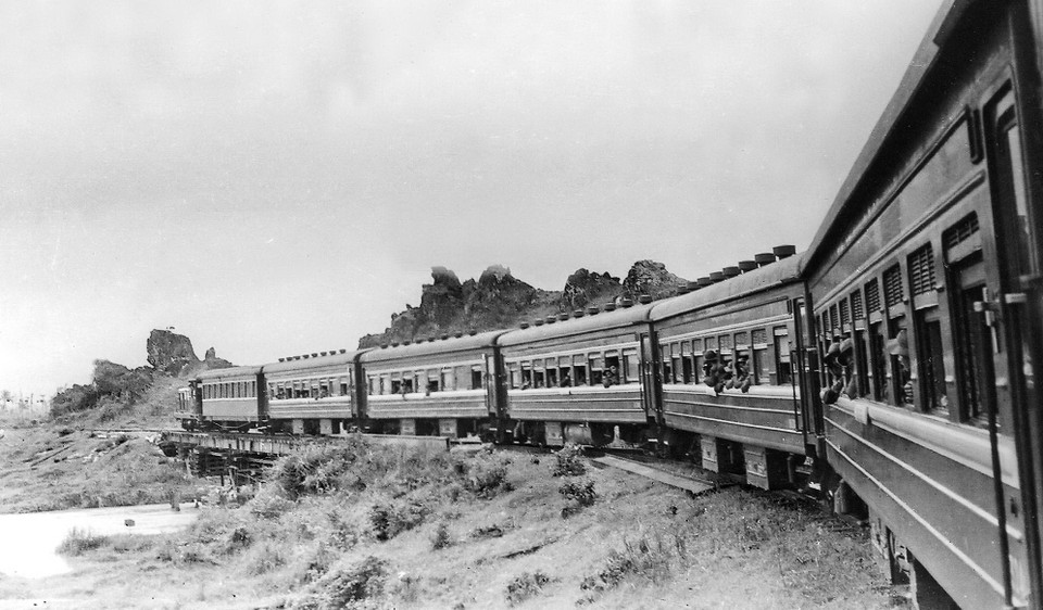 Đoàn tàu chở phóng viên lớp GP10 rời Hà Nội đi chiến trường miền Nam qua vùng Thanh Hóa còn đầy hố bom (tháng 3/1973). (Ảnh: Việt Nam thông tấn xã)