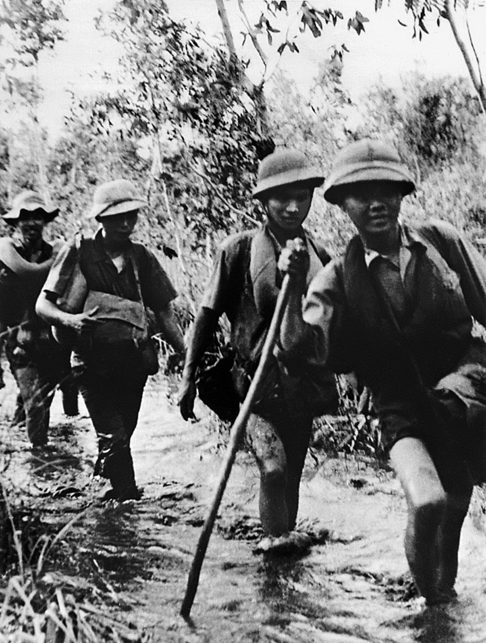 Phóng viên Thông tấn xã Giải phóng đi công tác ở chiến trường Nam Bộ, năm 1974. (Ảnh: Thông tấn xã Giải phóng)