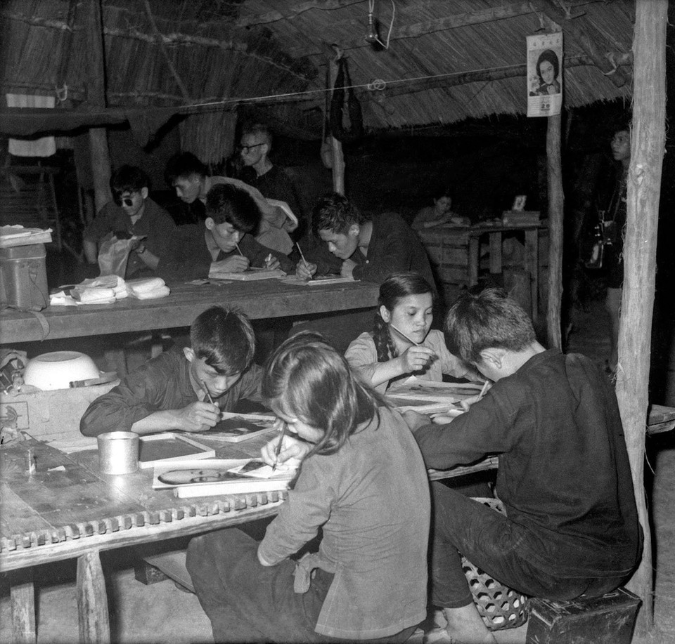 Học chấm sửa ảnh tại căn cứ Thông tấn xã Giải phóng (1974). (Ảnh: Thông tấn xã Giải phóng)