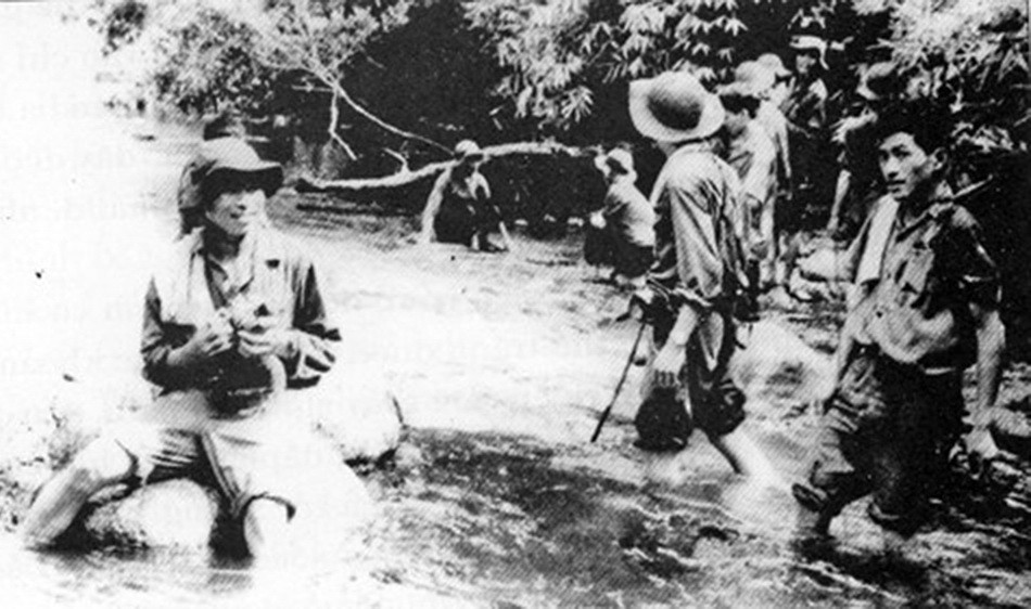 Phóng viên khóa GP10 của Việt Nam thông tấn xã trên đường hành quân vào chiến trường năm 1973. (Ảnh: Việt Nam thông tấn xã)