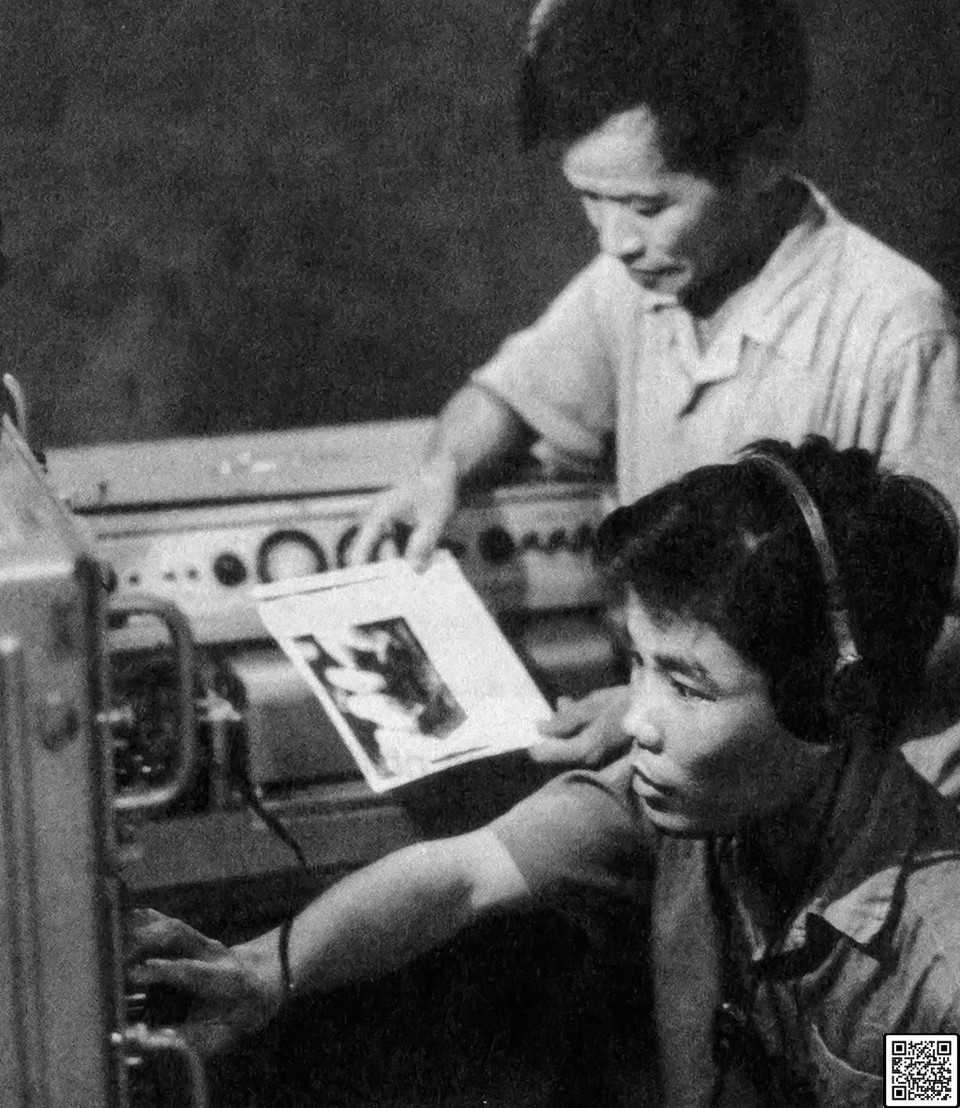 Kỹ thuật viên Thông tấn xã Giải phóng thử nghiệm thu phát ảnh trên hệ thống máy Telephoto hiện đại nhất ở Việt Nam lúc bấy giờ (năm 1974) do Cộng hòa Dân chủ Đức hỗ trợ. (Ảnh: Thông tấn xã Giải phóng)