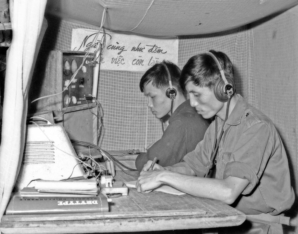 Điện báo viên B8 Thông tấn xã Giải phóng đang thu phát tin. (Ảnh: Thông tấn xã Giải phóng)