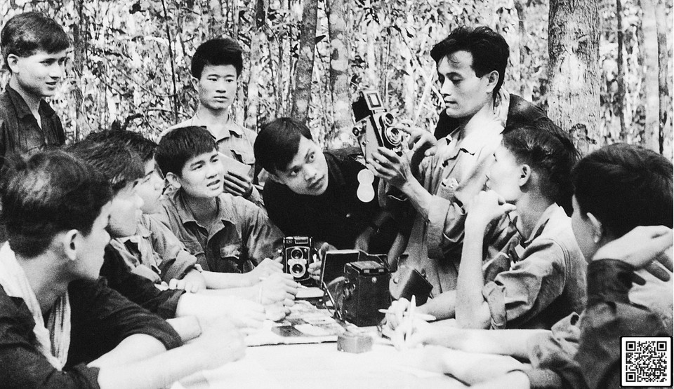 Bồi dưỡng nghiệp vụ ảnh báo chí cho các phóng viên tại căn cứ Thông tấn xã Giải phóng. (Ảnh: Thông tấn xã Giải phóng)