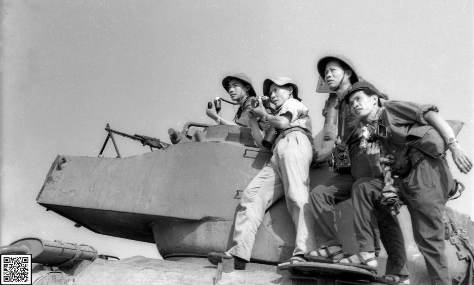 Phóng viên Thông tấn xã Giải phóng tác nghiệp ở chiến trường Củ Chi. (Ảnh: Thông tấn xã Giải phóng)