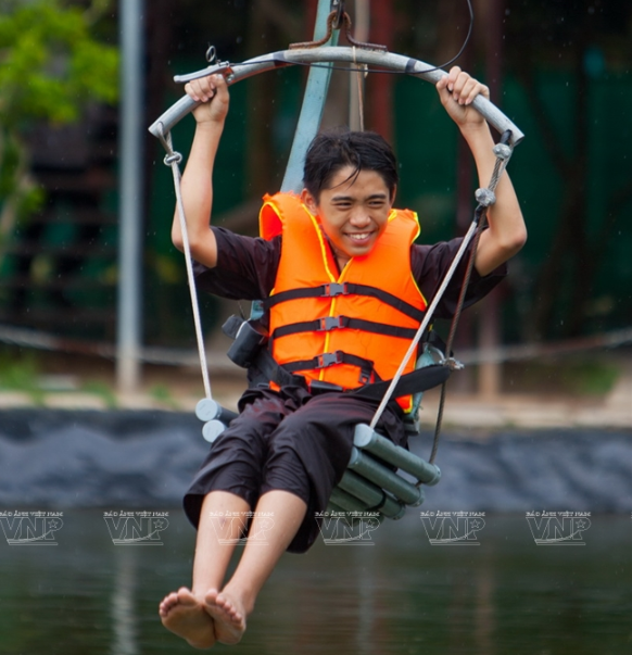 Du khách trải nghiệm loại hình đi ròng rọc trên sông nước. (Ảnh: Nguyễn Luân)