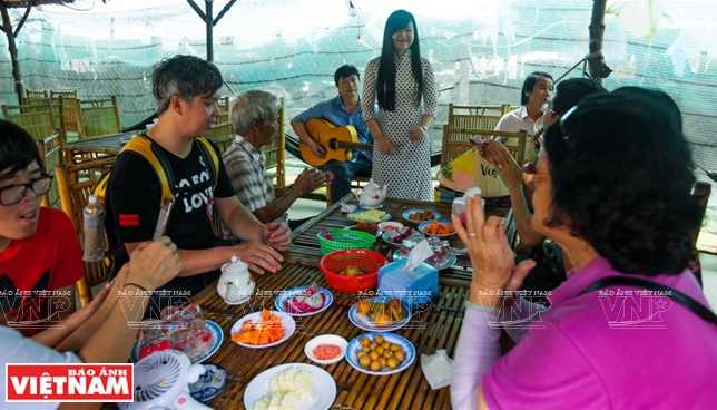 Du khách thưởng thức Đờn ca Tài tử, một nét văn hóa của miền Tây Nam Bộ. (Ảnh: Nguyễn Luân)