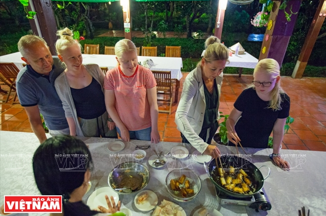 Trải nghiệm làm chả cuốn của du khách quốc tế khi tham quan miệt vườn Bến Tre. (Ảnh: Đặng Kim Phương)