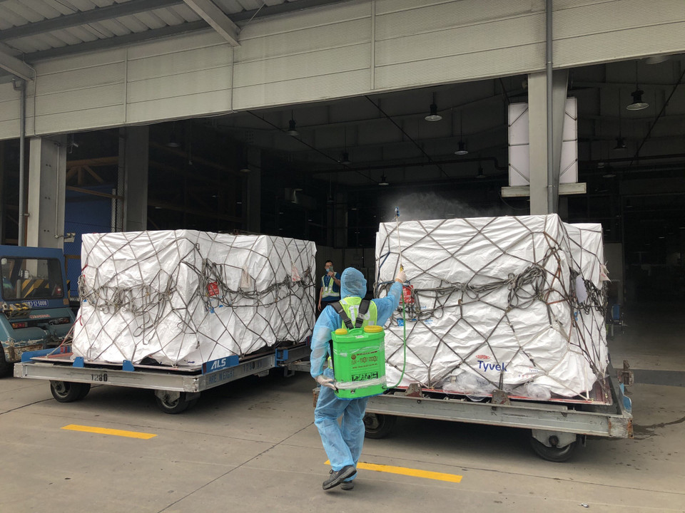 Lô vaccine đầu tiên từ COVAX Facility đã về đến Việt Nam. (Ánh: TTXVN phát)