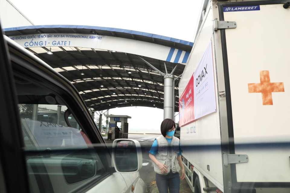 Đoàn công tác của Bộ Y tế đến sân bay quốc tế Nội Bài (Hà Nội) để tiếp nhận lô vaccine từ COVAX Facility, sáng 1/4/2021. (Ảnh: Minh Quyết/TTXVN)