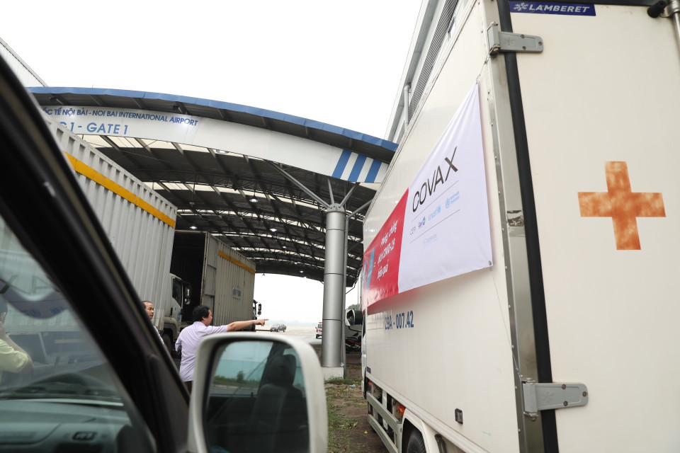 Đoàn công tác của Bộ Y tế đến sân bay quốc tế Nội Bài (Hà Nội) để tiếp nhận lô vaccine từ COVAX Facility, sáng 1/4/2021. (Ảnh: Minh Quyết/TTXVN)