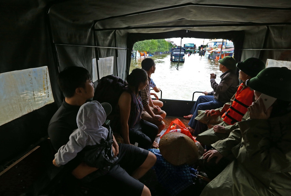 Gia đình anh Hoàng Bảo Trung, phố 26 tháng 3, phường Văn Yên (Hà Tĩnh), bị cô lập 3 ngày do nước lũ dâng cao được lực lượng chức năng di chuyển đến khu vực an toàn (Ảnh chụp 21/10/2020). (Ảnh: TTXVN)