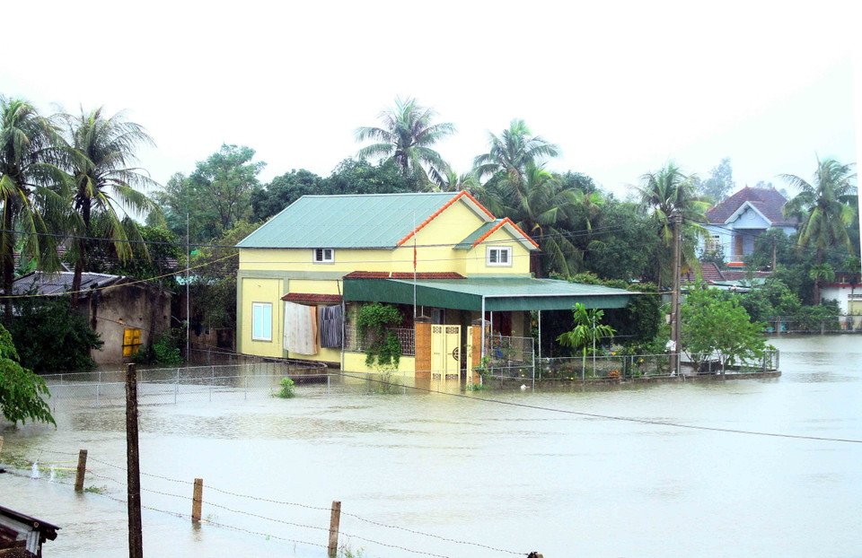 Nhiều nhà dân ngoài đê sông Lam tại huyện Hưng Nguyên (Nghệ An) bị ngập nặng do nước sông Lam đang lên cao trên mức báo động 2. (Ảnh: Tá Chuyên/TTXVN)