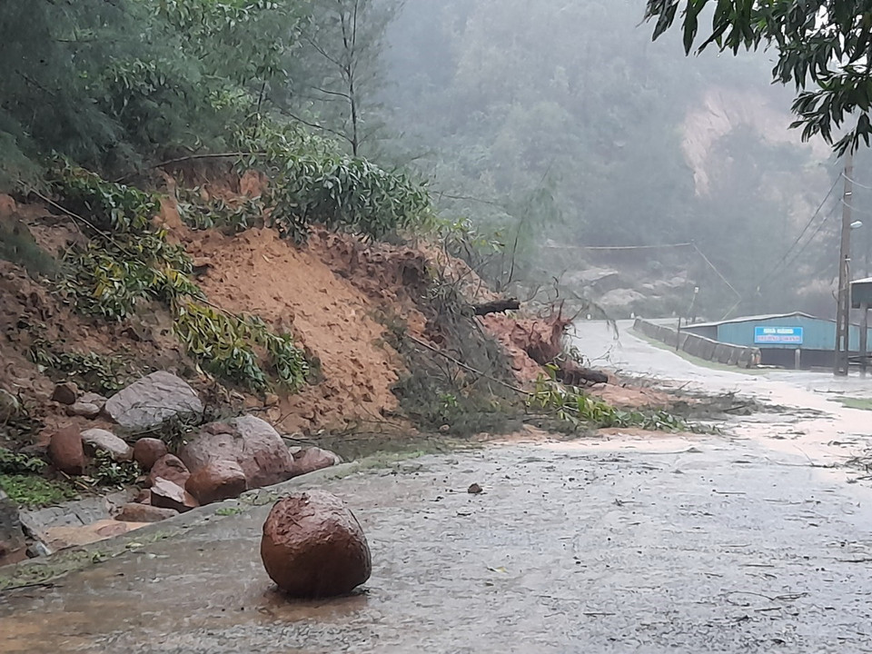 Sạt lở núi tại xã Cẩm Lĩnh, huyện Cẩm Xuyên, Hà Tĩnh. (Ảnh: TTXVN phát)