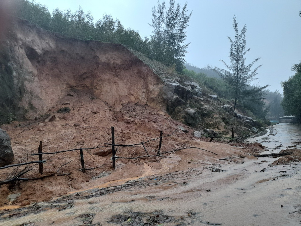 Sạt lở núi tại xã Cẩm Lĩnh (huyện Cẩm Xuyên, Hà Tĩnh). (Ảnh: TTXVN phát)