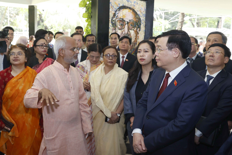 Chủ tịch Quốc hội Vương Đình Huệ thăm Bảo tàng Tưởng niệm Bangabandhu Sheikh Mujibur Rahman. (Ảnh: Doãn Tấn/TTXVN)