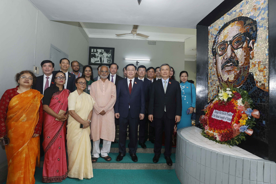 Chủ tịch Quốc hội Vương Đình Huệ và các đại biểu tại Bảo tàng Tưởng niệm Bangabandhu Sheikh Mujibur Rahman. (Ảnh: Doãn Tấn/TTXVN)