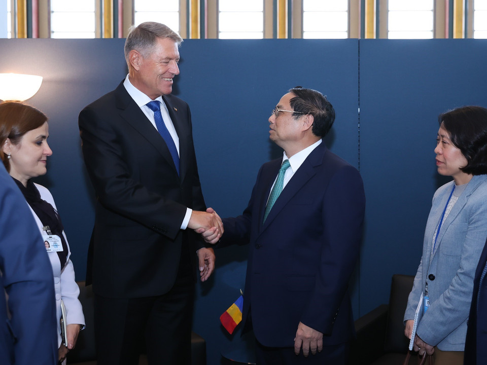 Thủ tướng Phạm Minh Chính gặp Tổng thống Romania Klaus Iohannis. (Ảnh: Dương Giang/TTXVN)