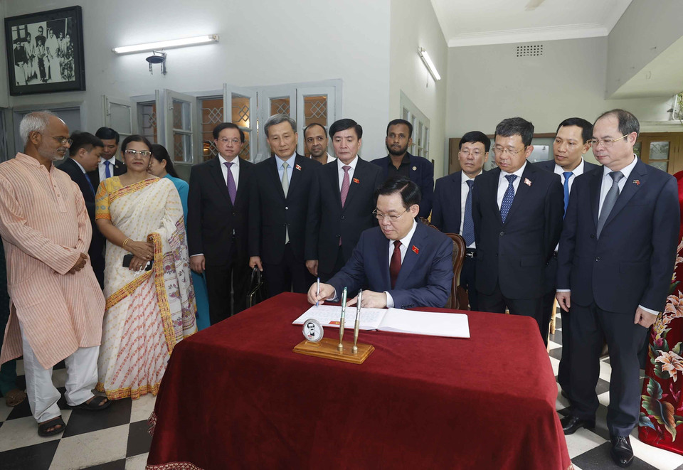 Chủ tịch Quốc hội Vương Đình Huệ viết lưu bút tại Bảo tàng tưởng niệm Bangabandhu Sheikh Mujibur Rahman. (Ảnh: Doãn Tấn/TTXVN)