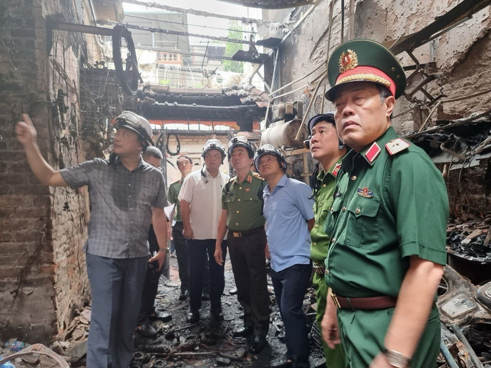 Thượng tướng Trần Quốc Tỏ, Thứ trưởng phụ trách Bộ Công an có mặt tại hiện trường vụ cháy sáng 24/5. (Ảnh: Phạm Kiên/TTXVN)