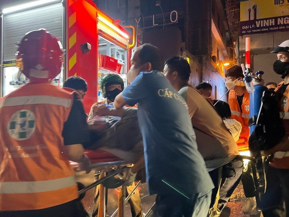Lực lượng chức năng đưa nạn nhân đi cấp cứu. (Ảnh: TTXVN phát)