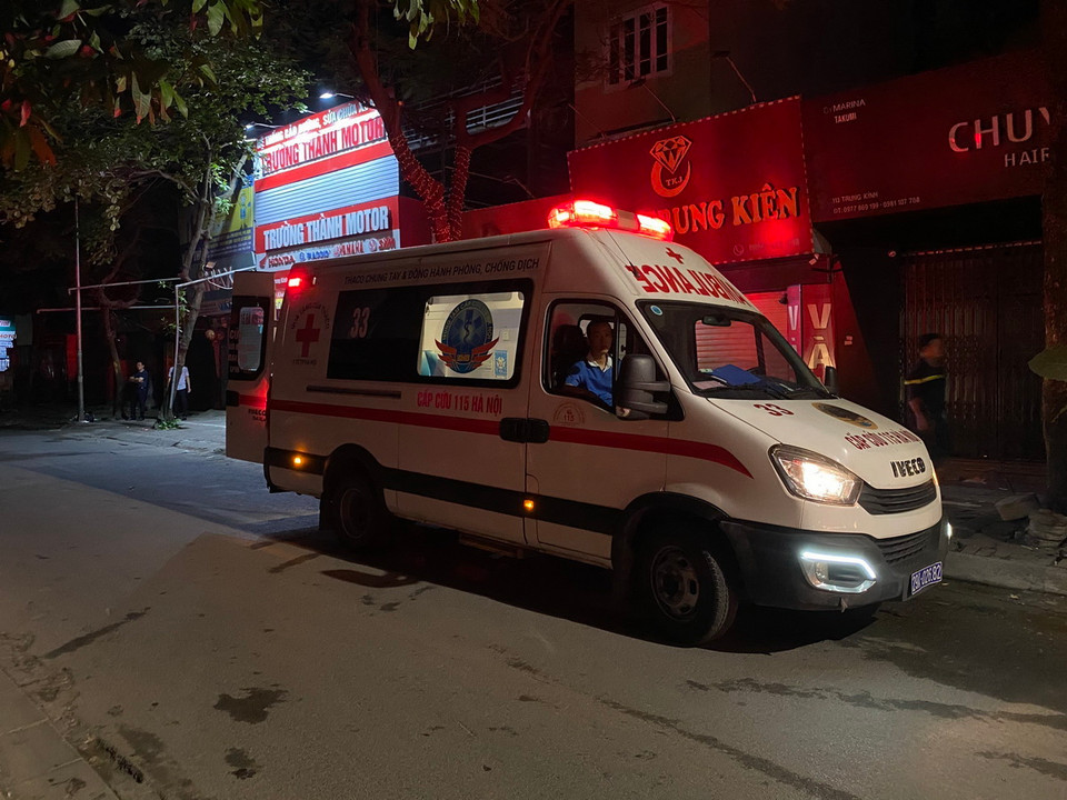 Xe cứu thương chở các nạn nhân đi cấp cứu. (Ảnh: TTXVN phát)