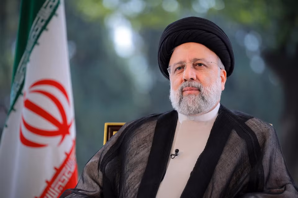 Ngày 19/5, máy bay trực thăng chở Tổng thống Iran Ebrahim Raisi (ảnh) cùng đoàn tháp tùng, trong đó có Ngoại trưởng Iran Hossein Amir-Abdollahian đã bị rơi ở vùng núi hiểm trở thuộc tỉnh Đông Azerbaijan. Sáng 20/5, đại diện Tổ chức Trăng Lưỡi liềm Đỏ Iran (IRCS) thông báo tất cả những người trên chiếc trực thăng xấu số này đã tử nạn. (Ảnh: AFP/TTXVN)