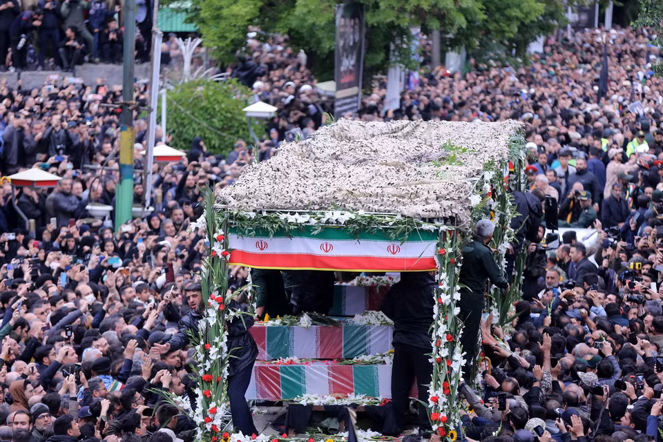 Người dân đưa tang cố Tổng thống Iran Ebrahim Raisi tại Tehran, ngày 22/5. (Ảnh: THX/TTXVN)