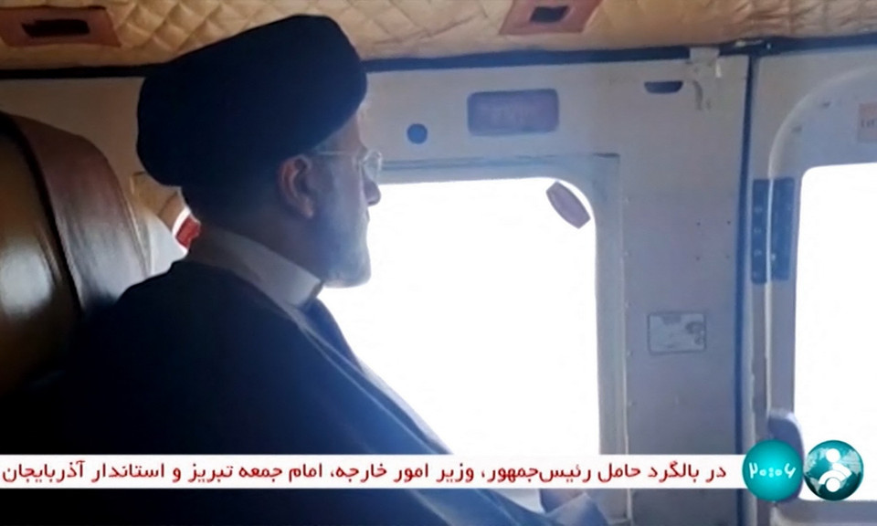 Ngày 19/5/2024, máy bay trực thăng chở Tổng thống Iran Ebrahim Raisi (ảnh) cùng đoàn tháp tùng, trong đó có Ngoại trưởng Iran Hossein Amir-Abdollahian đã bị rơi ở vùng núi hiểm trở thuộc tỉnh Đông Azerbaijan. Sáng 20/5, đại diện Tổ chức Trăng Lưỡi liềm Đỏ Iran (IRCS) thông báo tất cả những người trên chiếc trực thăng xấu số này đã tử nạn. (Ảnh: AFP/TTXVN)