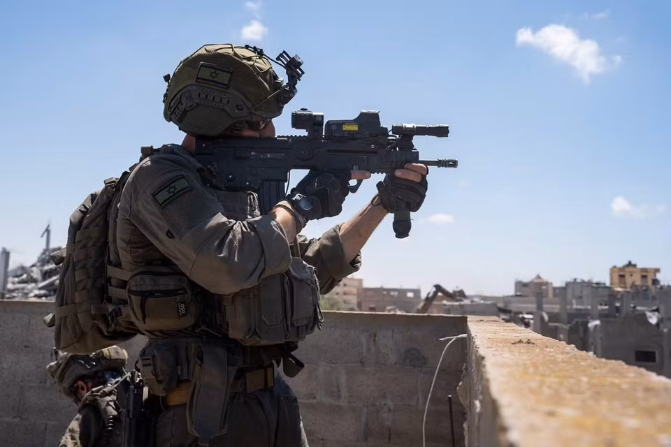 Binh sỹ Israel tiến hành chiến dịch quân sự tại thành phố Rafah, Dải Gaza ngày 18/5. (Ảnh: THX/TTXVN)