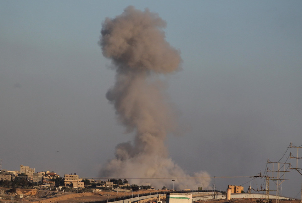 Khói bốc lên sau cuộc không kích của Israel xuống thành phố Rafah, Dải Gaza ngày 14/5. (Ảnh: THX/TTXVN)