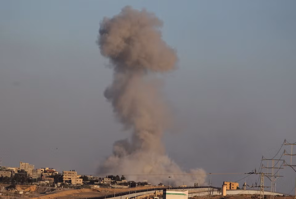 Khói bốc lên sau cuộc không kích của Israel xuống thành phố Rafah, Dải Gaza ngày 14/5. (Ảnh: THX/TTXVN)
