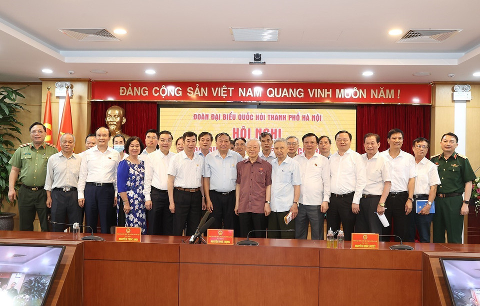 Tổng Bí thư Nguyễn Phú Trọng, Bí thư Quân uỷ Trung ương và các đại biểu với cử tri tại quận Đống Đa. (Ảnh: Trí Dũng/TTXVN)