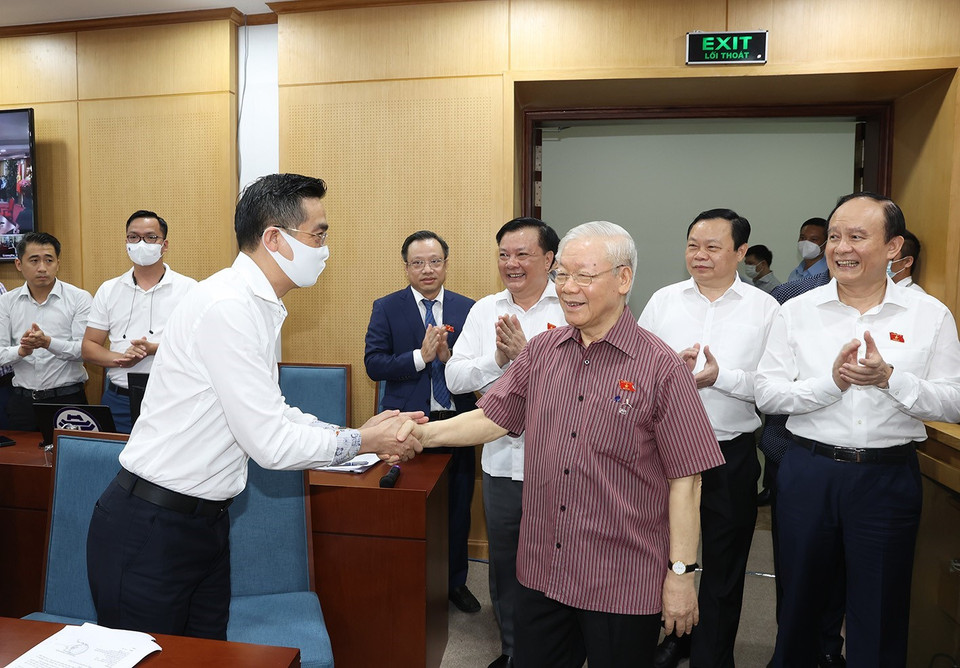 Tổng Bí thư Nguyễn Phú Trọng tiếp xúc cử tri. (Ảnh: Trí Dũng/TTXVN)